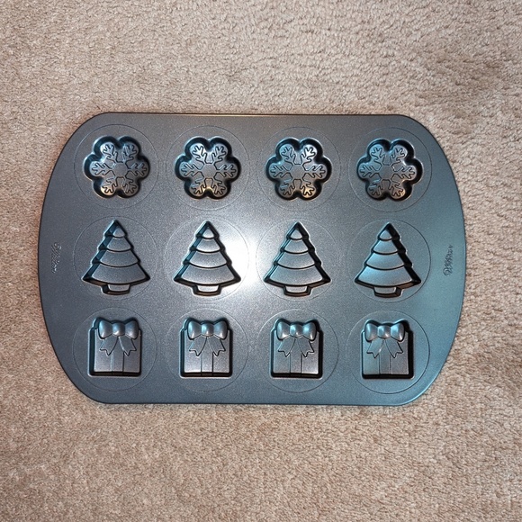 Wilton Non-Stick Holiday Cookie Sheet Tray - Picture 8 of 8